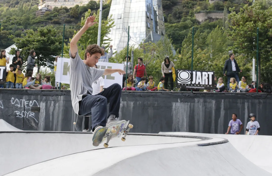 Centenars de joves omplen el Prat del Roure en la inauguració del nou 'skate park' d'Escaldes