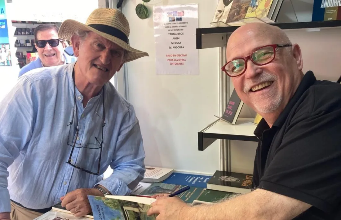 Peruga firma un exemplar d’‘Alcanadre’, divendres passat a la parada andorrana al Retiro.