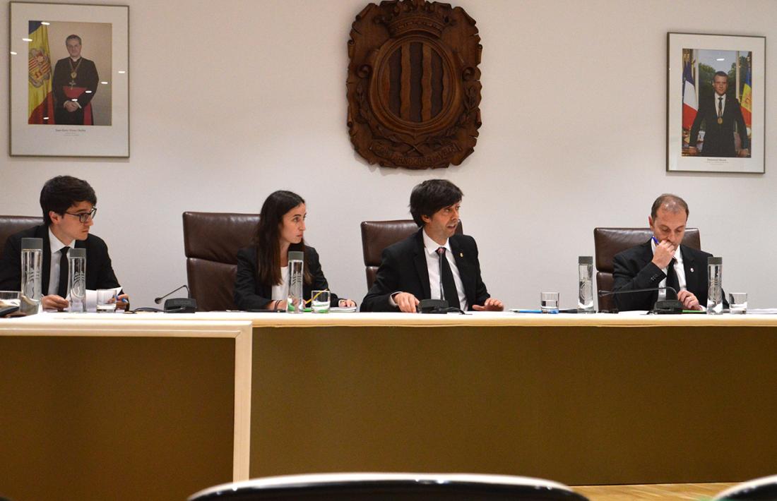 Els cònsols Sergi González i Olaya Losada durant una sessió de consell de comú
