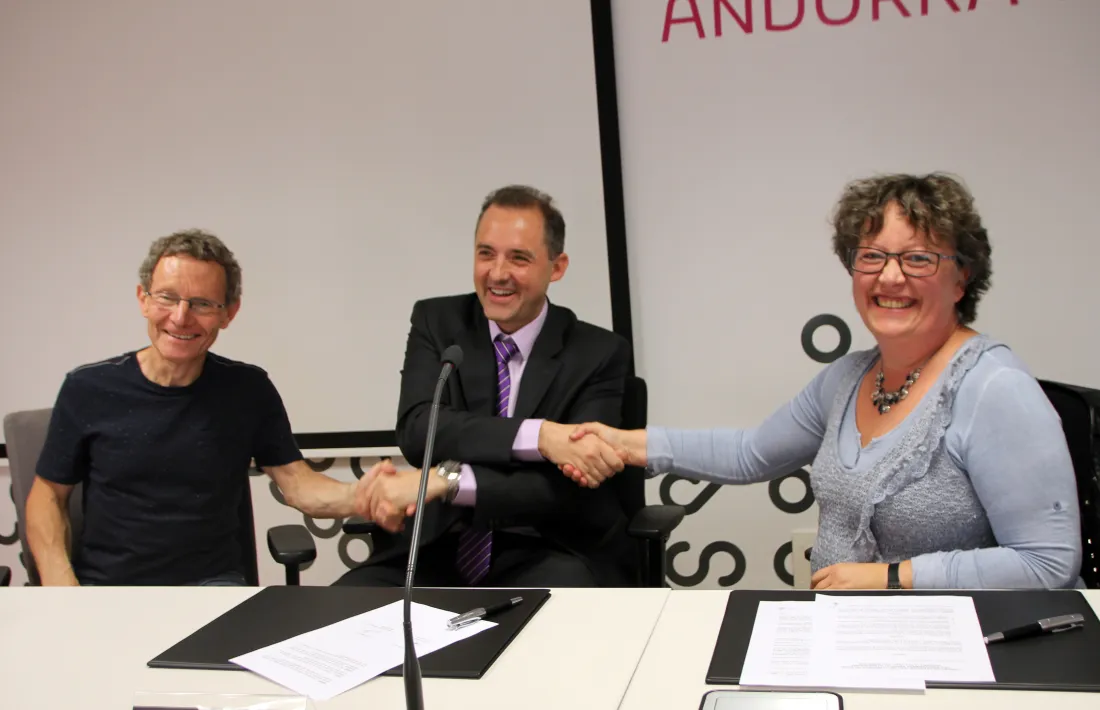 L'organitzador de l'Ultra Trail, Gerard Martínez, el director d'Andorra Telecom, Jordi Nadal, i l'administradora de l'Andorra Ultra Trail Vallnord 2016, Valérie Lafleur, durant la signatura del conveni de col·laboració