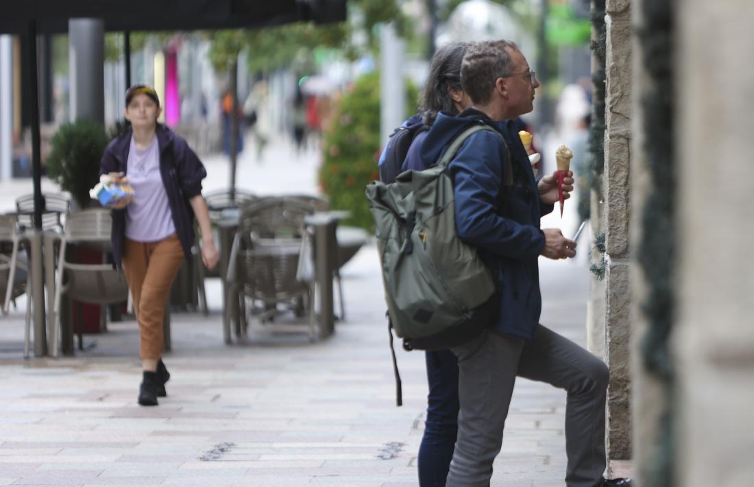 Un grup de turistes passejant per Escaldes. Serà sobretot el mes vinent quan hi haurà més afluència.