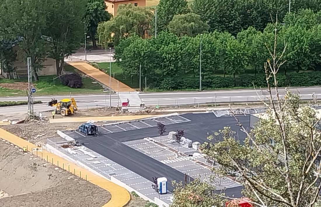 Vista parcial de la urbanització al voltant de les noves superfícies, amb accessos per creuar la N-260. 