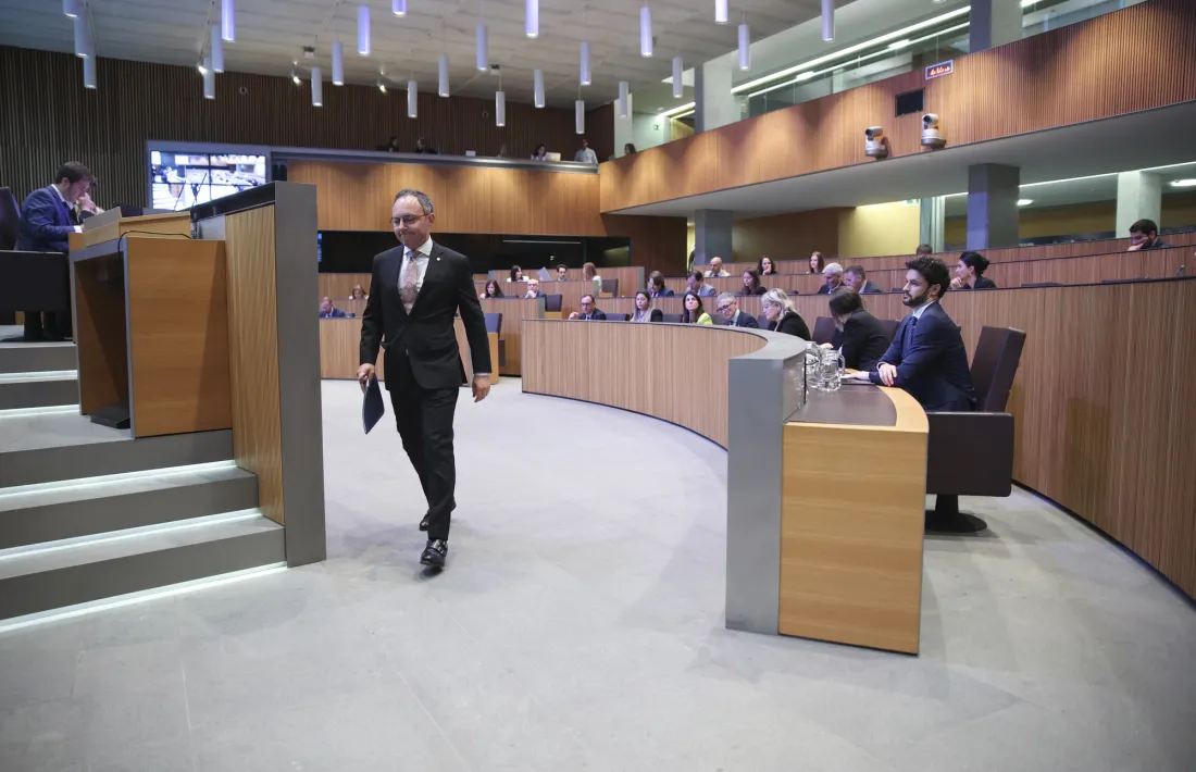 Espot dirigint-se a la tribuna d'oradors.