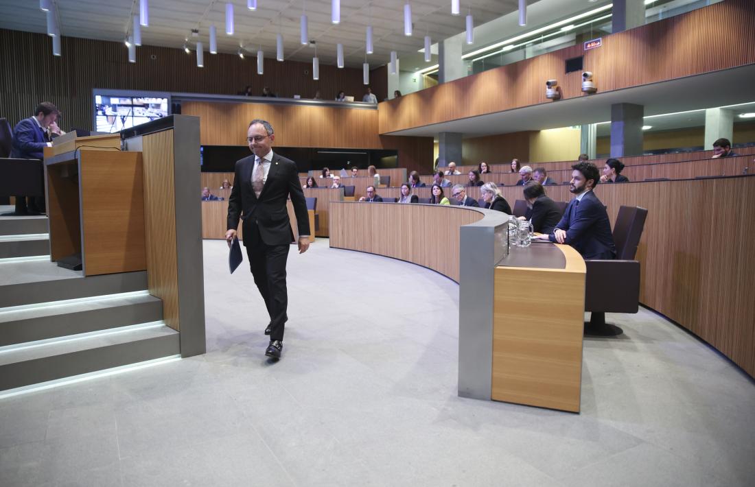 Espot dirigint-se a la tribuna d'oradors.