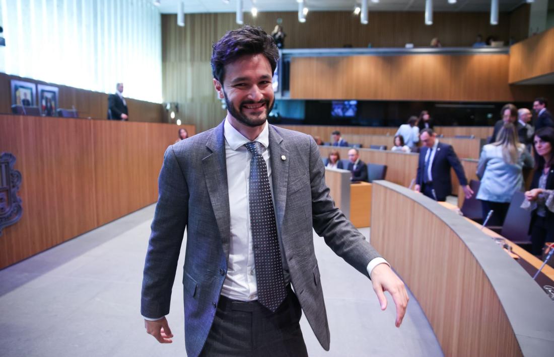 Cerni Escalé abans de reprendre el debat d'orientació política.