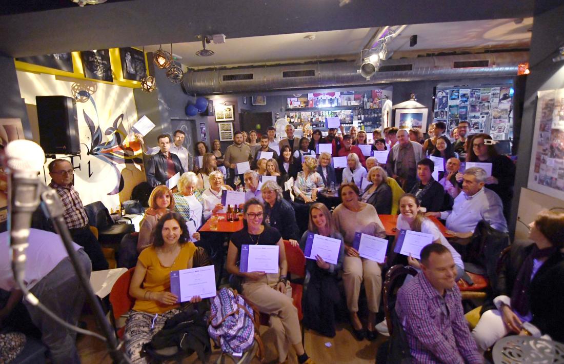 Alguns dels participants del Voluntariat per la llengua 2023-2024 amb els diplomes