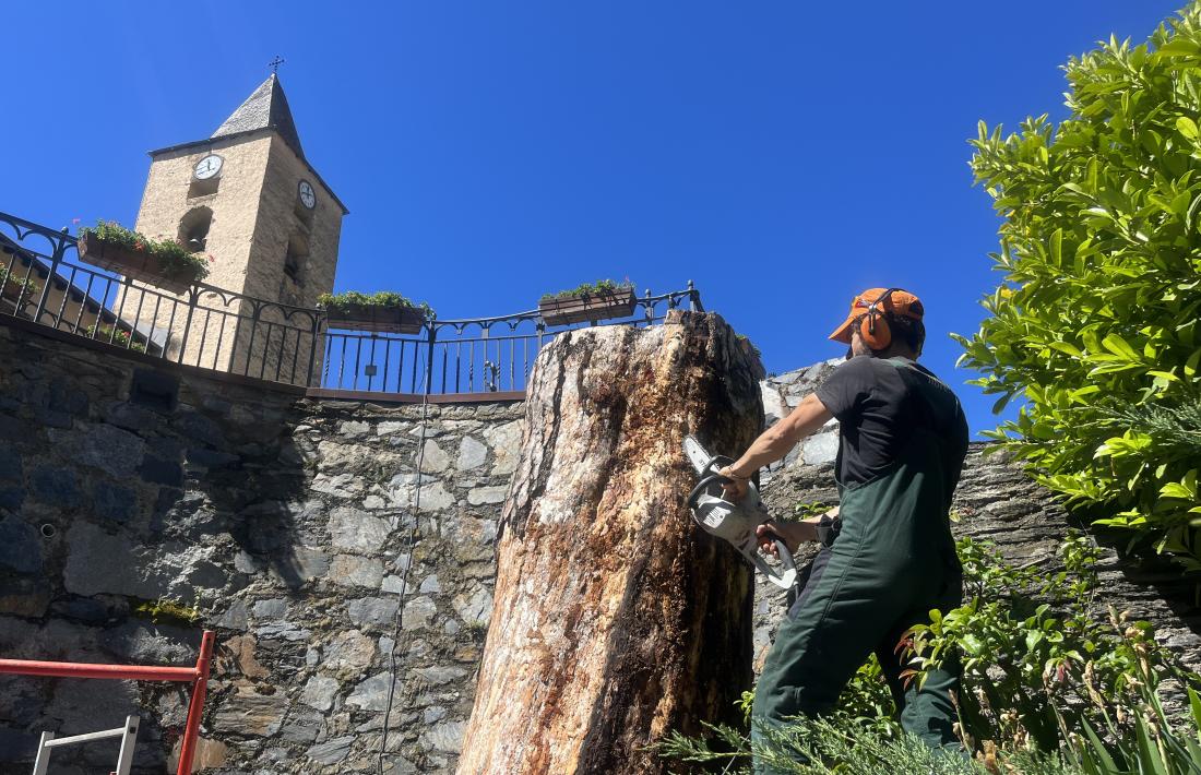 Ricart treballa des d’ahir i durant tota la setmana a la soca del car-rer Major.