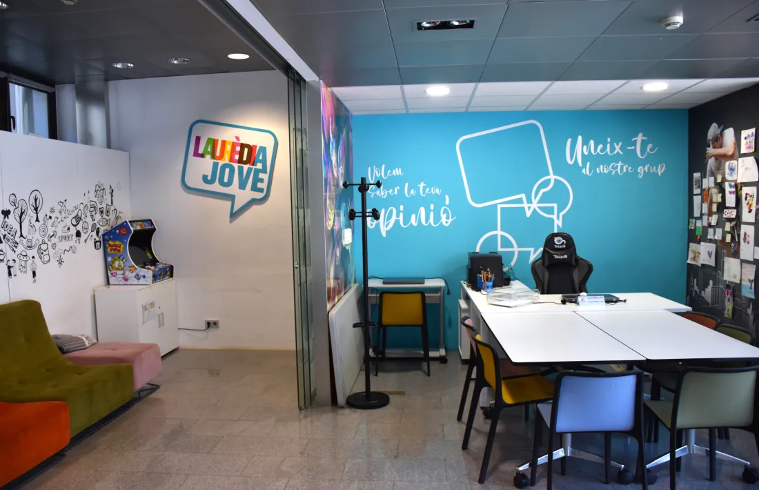 L'Espai Laurèdia Jove, situat a la plaça de la Germandat