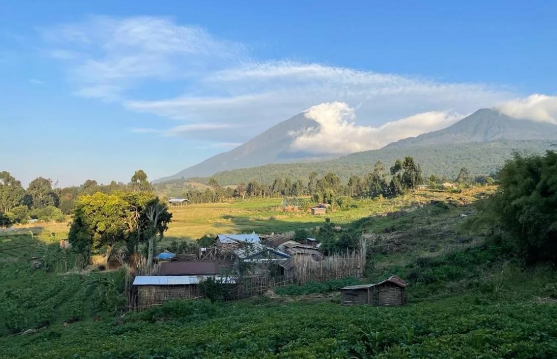 La zona d'Uganda on es construeix un sostre captador d'aigua i un dipòsit.