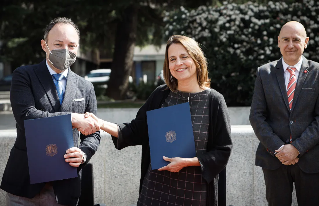 La signatura del conveni pels pisos de l'avinguda del Pessebre.