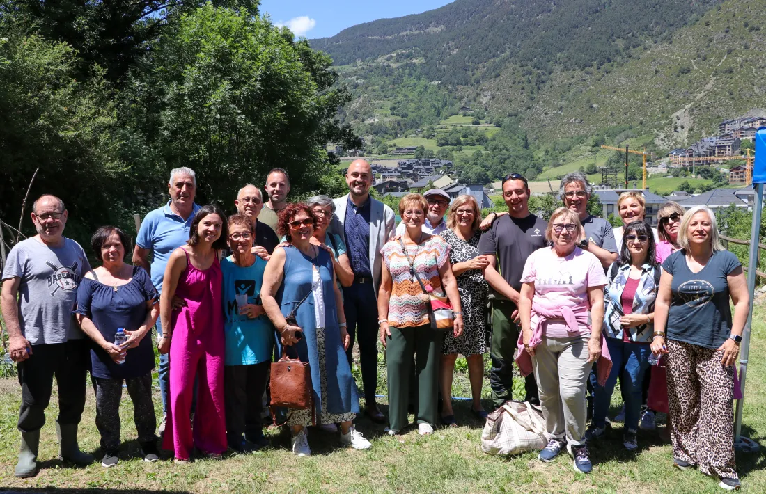Els hortalans encampadans amb els representants del Comú.