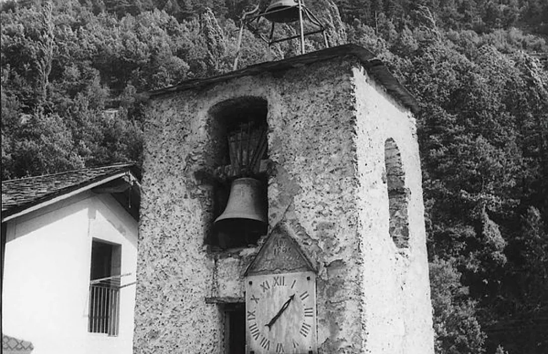 Campana de les anomenades ‘civils’ que coronava la torre de l’antiga parroquial de Sant Pere Màrtir, cap al 1940. Data de mitjans de segle XIX i avui es troba a Sant Jaume dels Cortals.