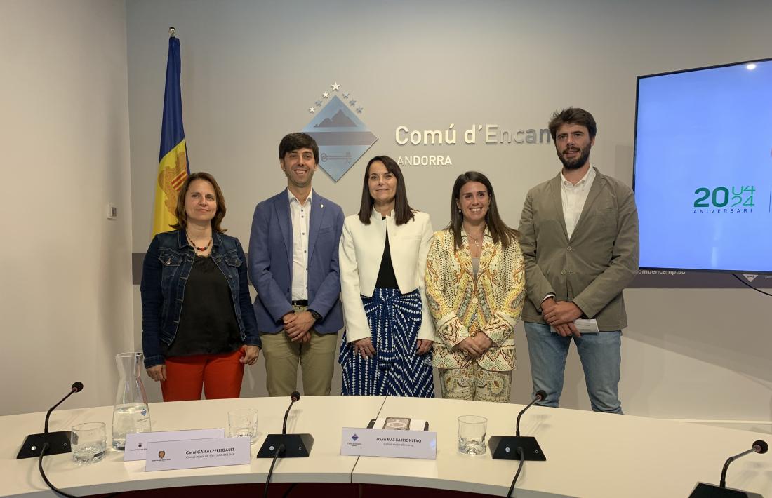 Els cònsols de les quatre parròquies amb territori a la vall del Madriu, amb la titular de Cultura.