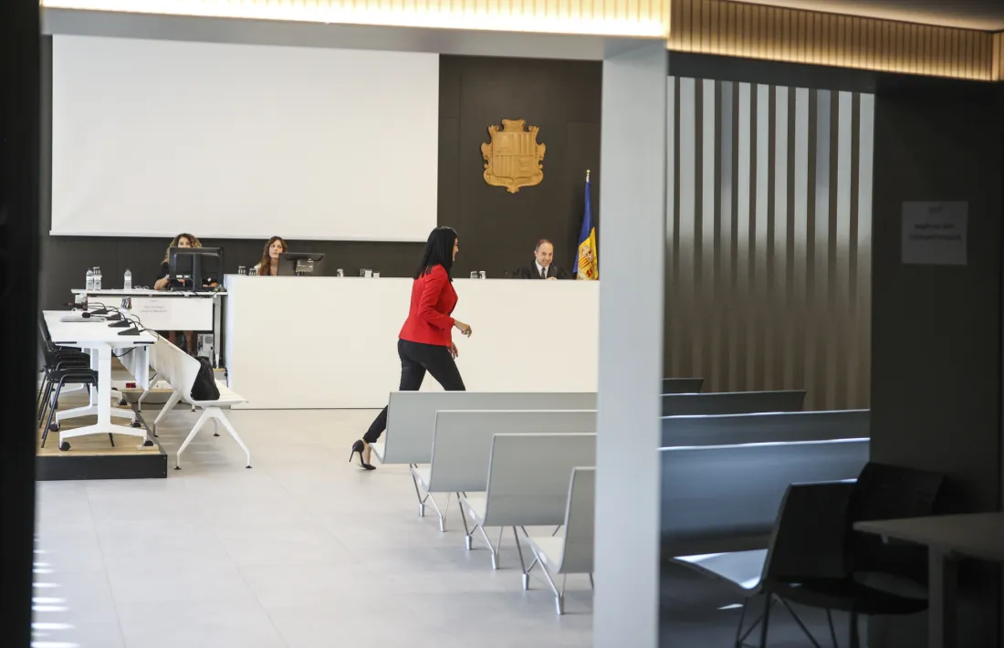 Moment en què Carine Montaner es disposa a fer la seva declaració a la Sala Magna, avui.