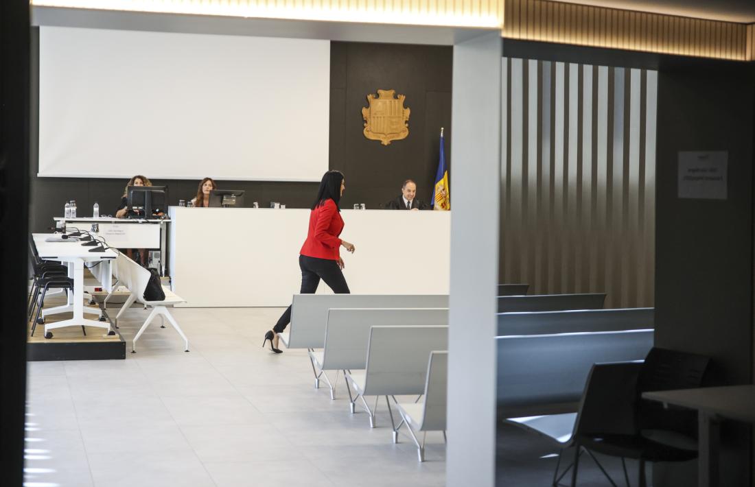 Moment en què Carine Montaner es disposa a fer la seva declaració a la Sala Magna, avui.