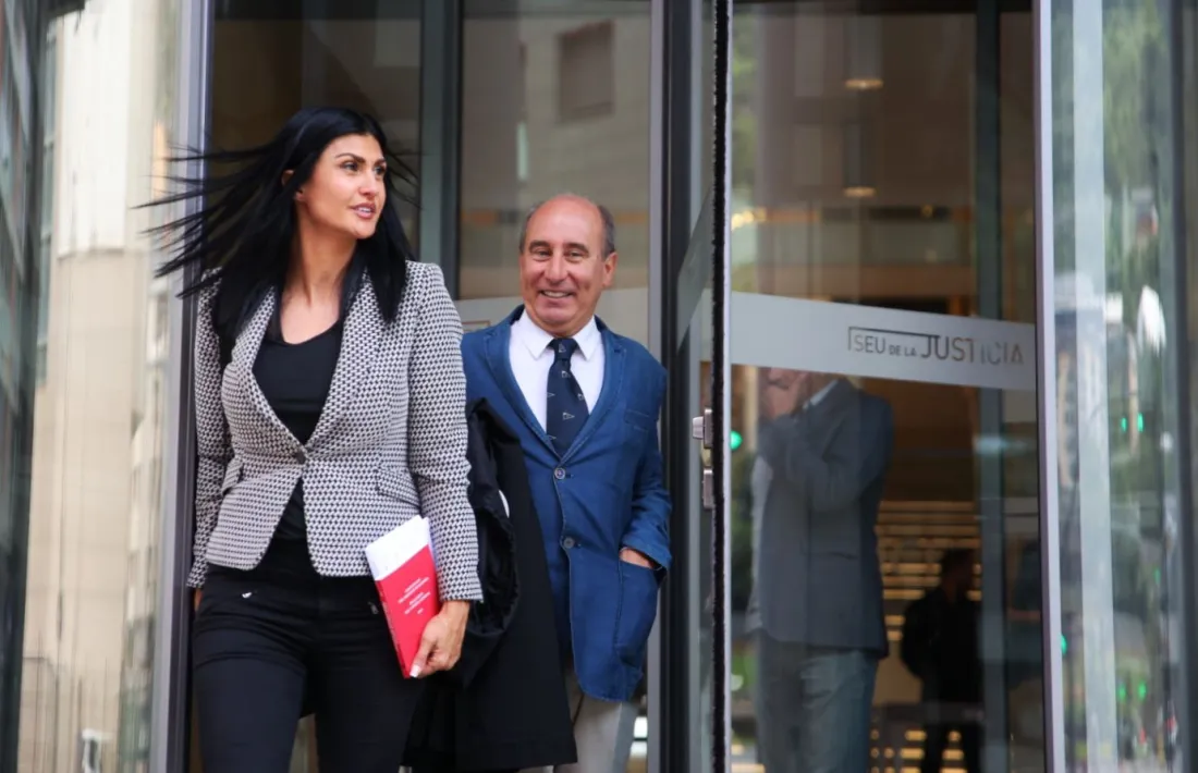 Carine Montaner i el seu advocat, Alfons Clavera, sortint de la seu de la justícia, aquest matí.