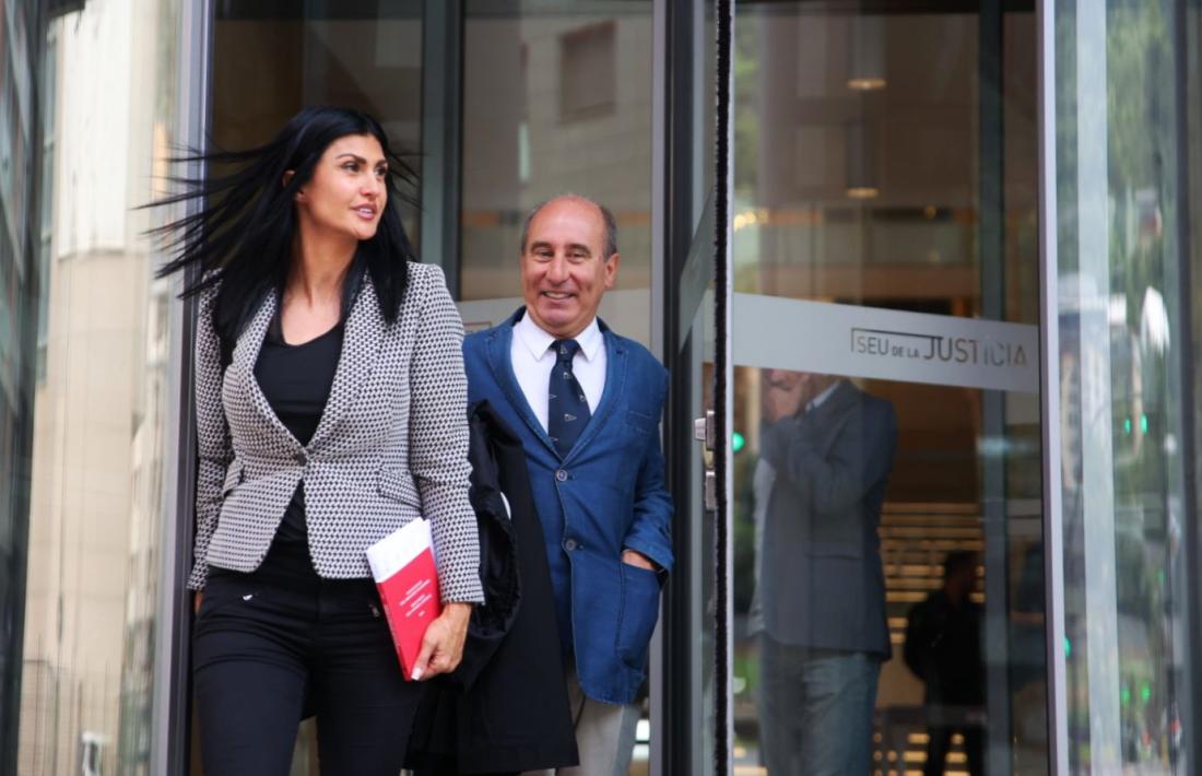 Carine Montaner i el seu advocat, Alfons Clavera, sortint de la seu de la justícia, aquest matí.