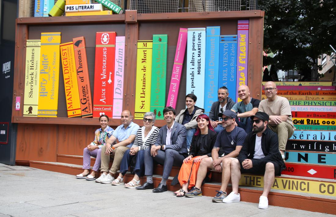 El cònsol de la capital amb els artistes que han pres part en la iniciativa