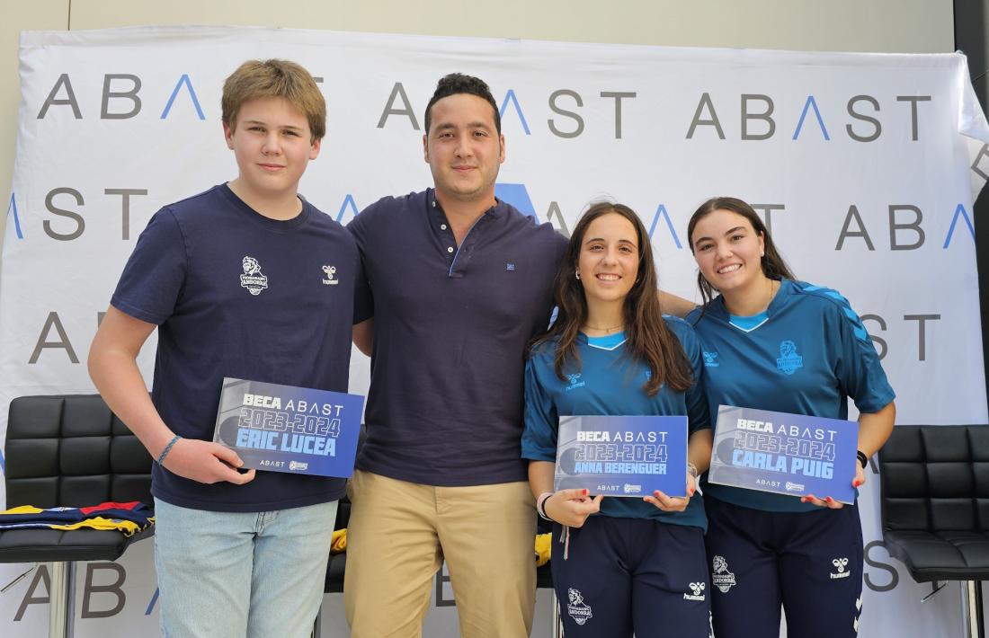 Tres jugadors cadets del BC MoraBanc reben per al curs vinent una beca Abast.