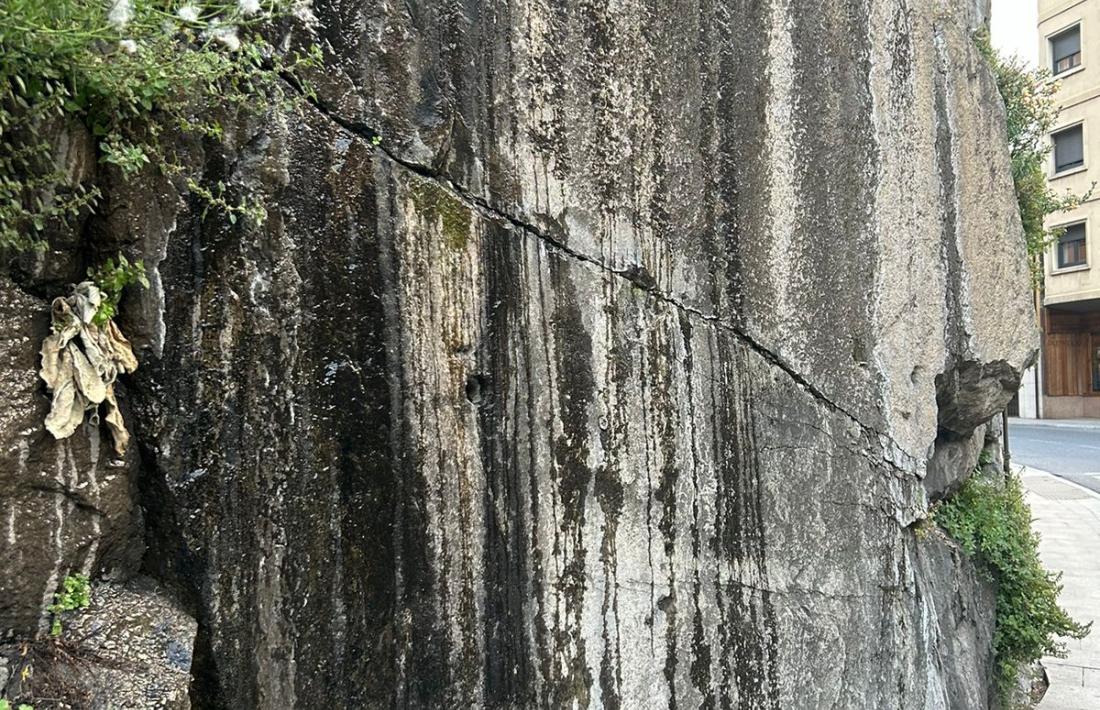 La paret afectada per les aigües fecals.