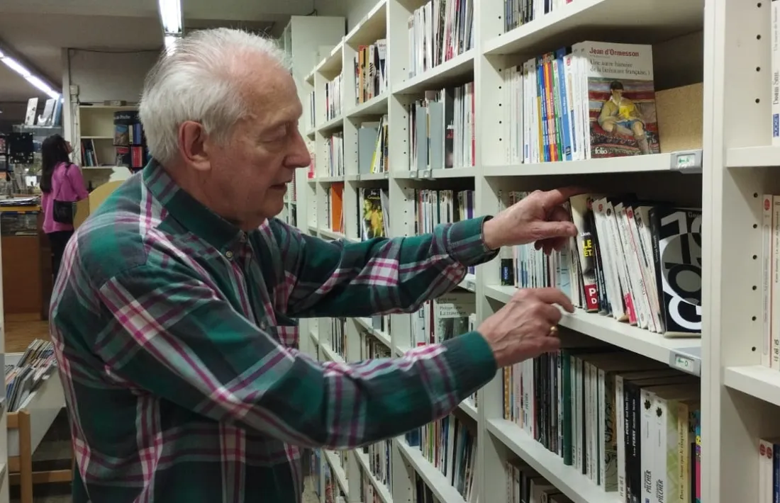 l llibreter Jean Alexandre, entre els 10.000 volums que atresora al local d’Escaldes.