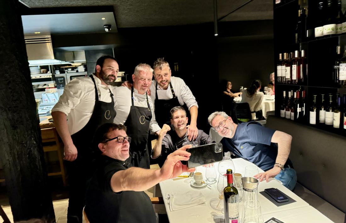 Un moment compartit entre xefs i comensals en el darrer sopar a 87 mans a Can Manel