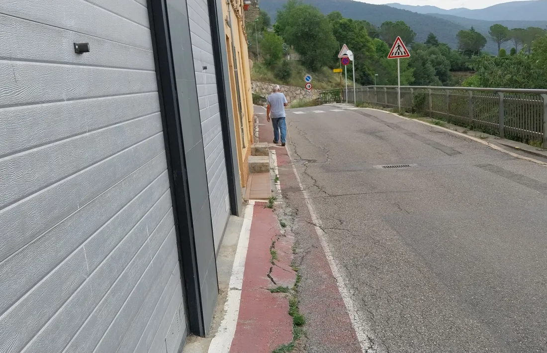 Un pas mínim i en molt mal estat per al vianant. 