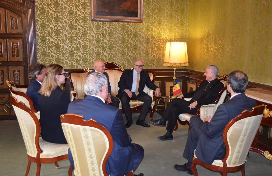 Un moment de la visita del COA al Palau Episcopal.