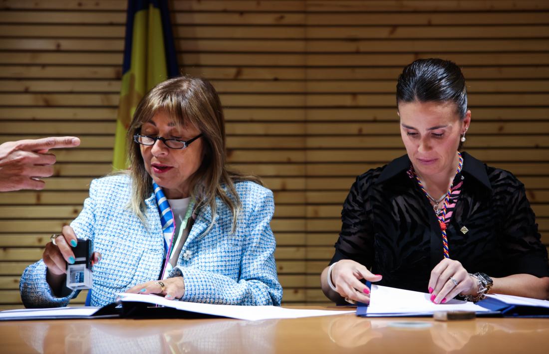 Conxita Marsol i Laura Mas han signat el conveni a la sala de reunions del Complex del Pas de la Casa.