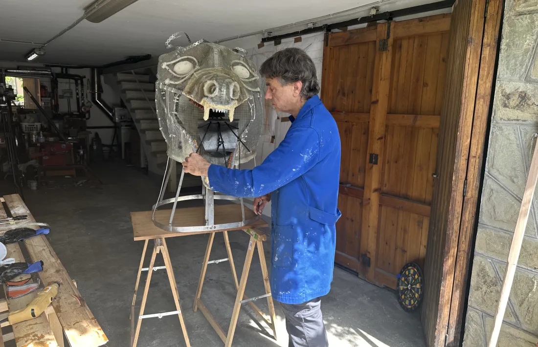 Roger Mas amb l’esbós del cap del llop al seu taller.