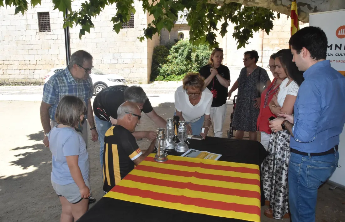 L’alcaldessa d’Alàs i Cerc, Carme Ribó, recollint la flama del Canigó. 