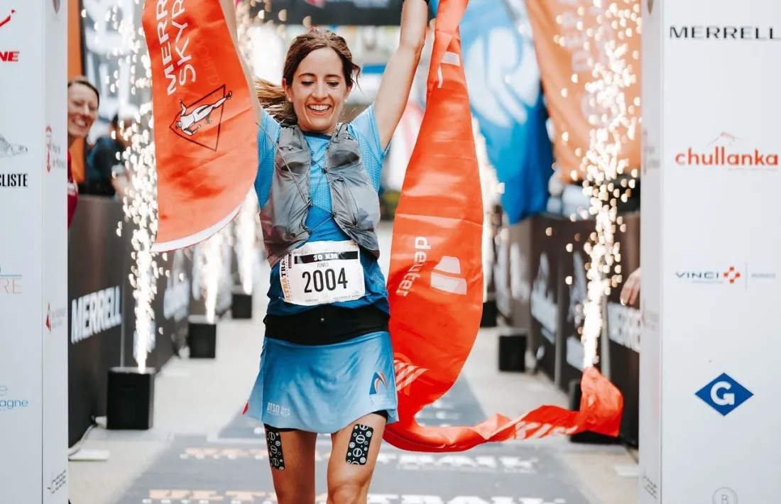Ariadna Fenés al moment de creuar la línia d’arribada.