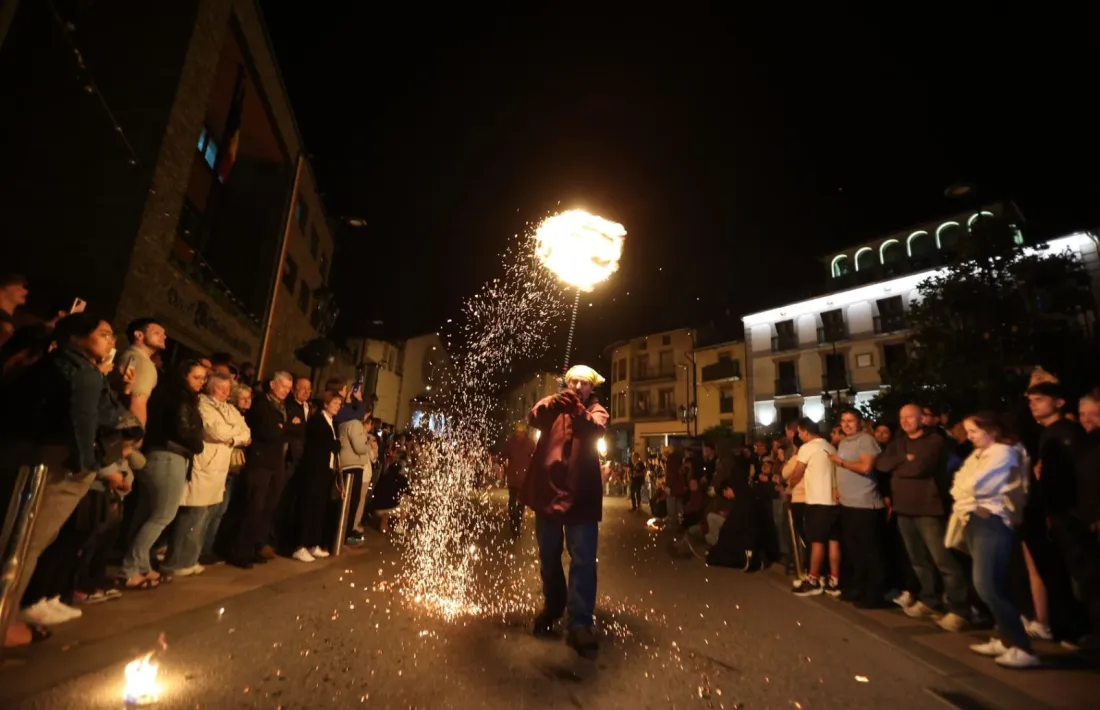 Una mnunió de gent esperava les falles a tot el recorregut, amb la plaça Benlloch com a fita urbana