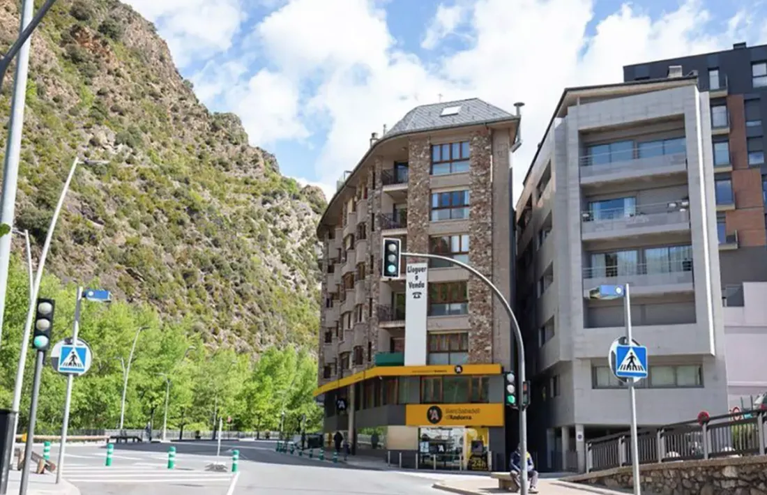 L'avinguda Francesc Cairat de Sant Julià de Lòria.