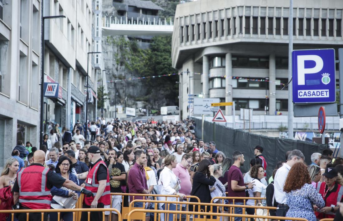 Centenars de persones al carrer Doctor Vilanova esperant per entrar al concert de Melendi el 2023.