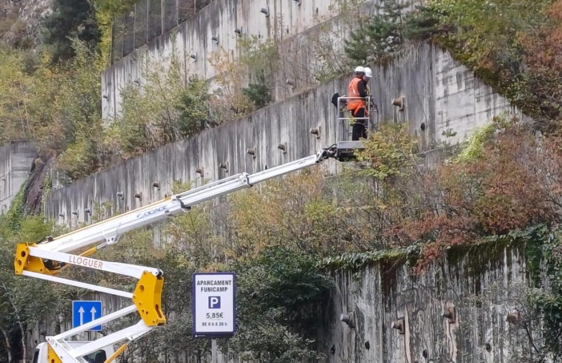 Treballadors del COEX realitzant una revisió d’ancoratges l’octubre de l’any passat.