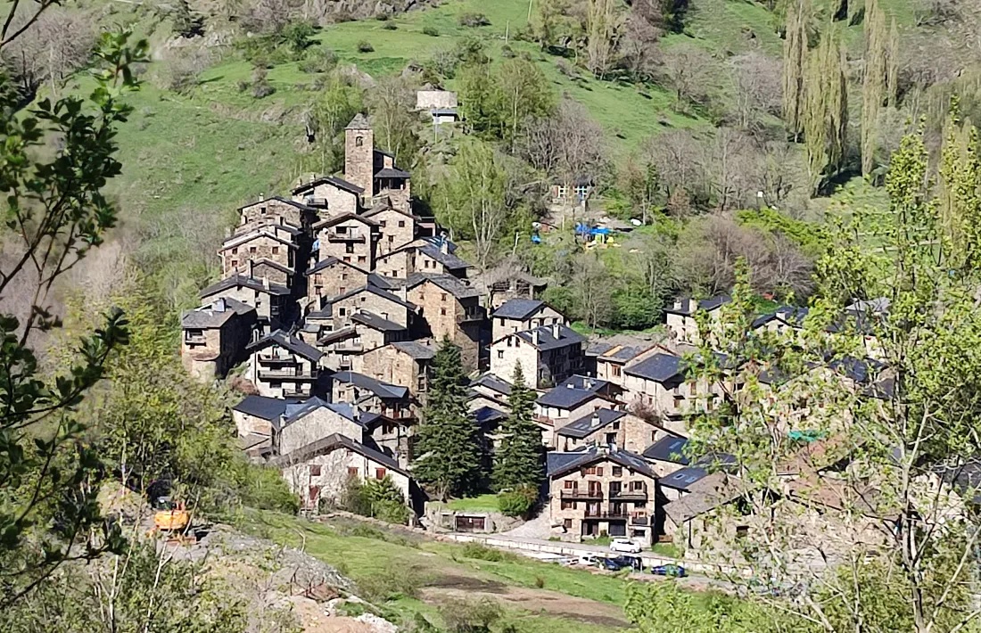 Visió de conjunt del nucli d’Os de Civís.