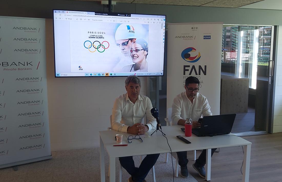 El president de la Federació Andorrana de Natació, Joan Clotet, i el director tècnic de l’entitat, Alfonso Maltrana, ahir al CTEO d’Ordino.