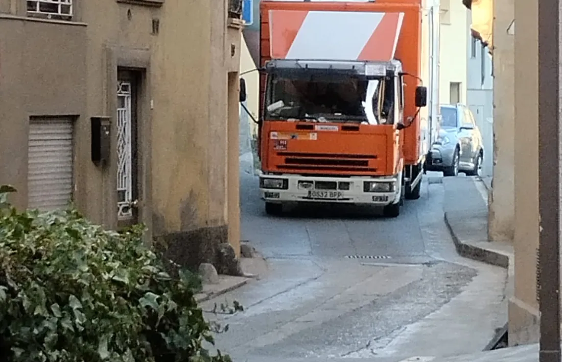 Un dels camions que s’internen pels estretíssims carrers de Castellciutat i col·lapsen l’interior del poble. 
