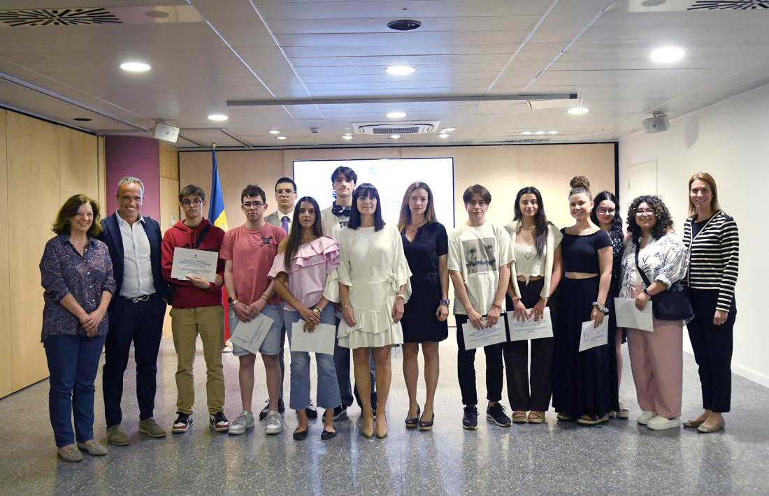 Els joves reconeguts pels seus treballs relacionats amb la salut mental amb les ministres