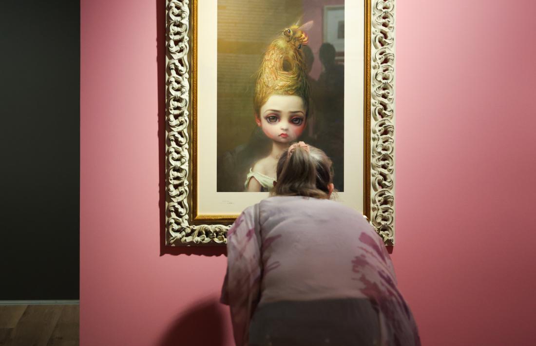 ‘Surrealisme pop i art lowbrow’ es pot visitar a la sala de Govern fins al 3 de novembre.