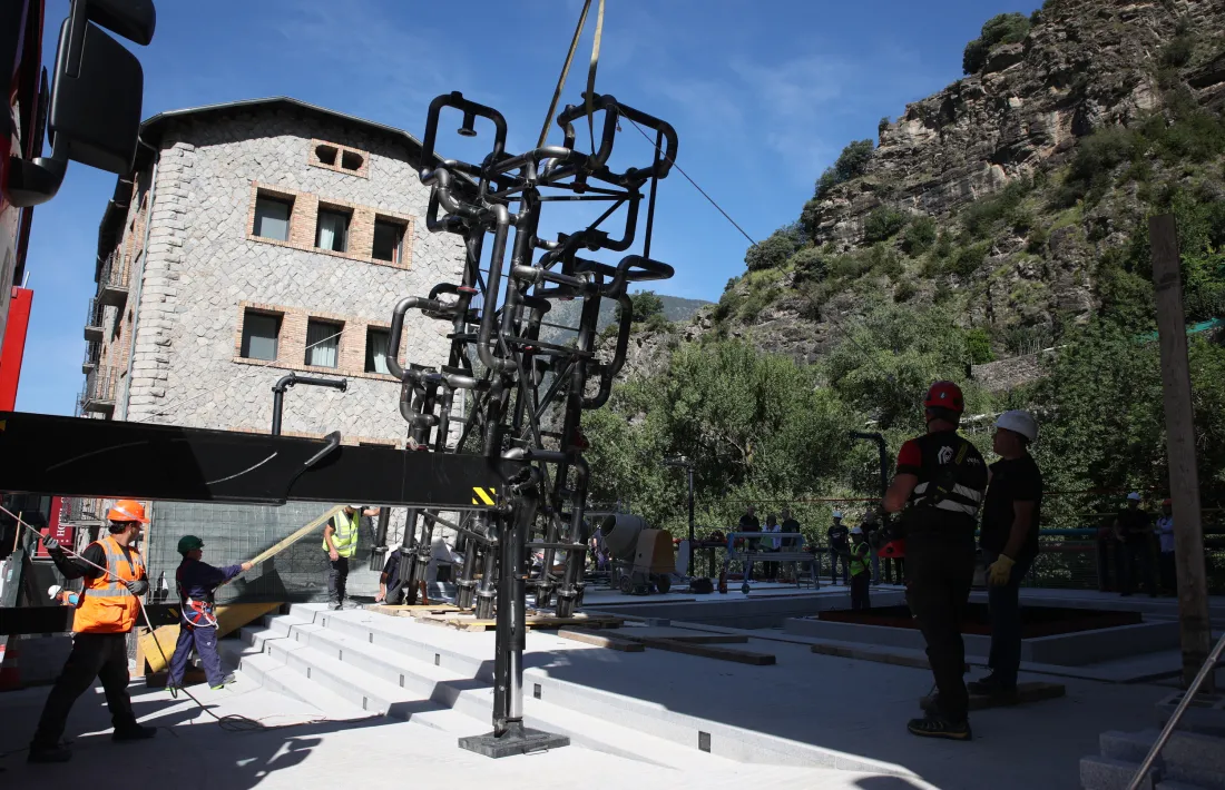 L’estructura de ferro de la font va arribar ahir a Escaldes: quan estigui completa pesarà 10 tones.