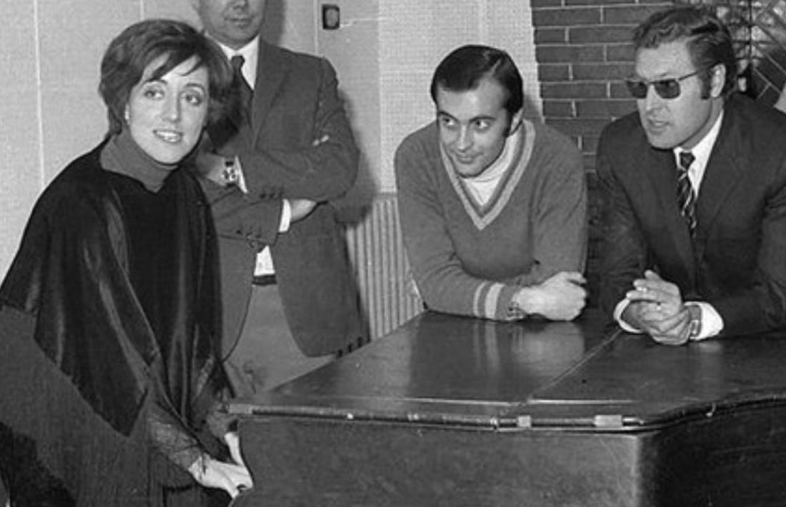 El piano de cua.