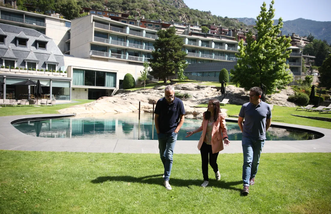 La cònsol menor de la capital, Olalla Losada, entre els nuos directors de la Temporada, Oriol Vilella i Jordi Sabata.