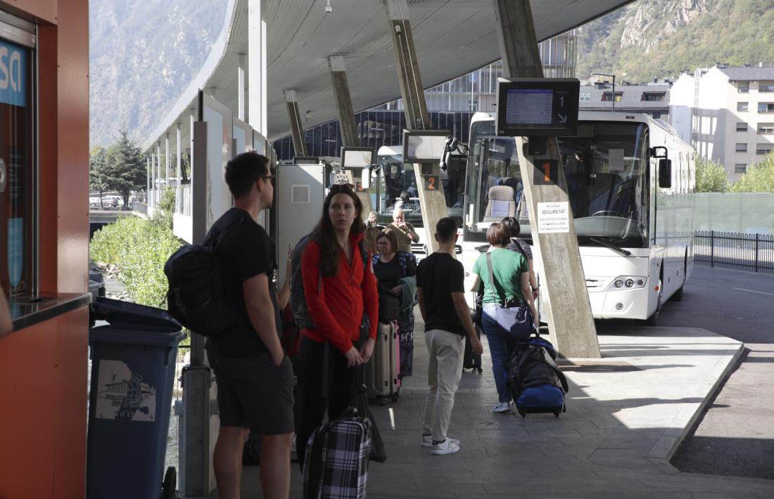 Usuaris a l’Estació Nacional d’Autobusos.