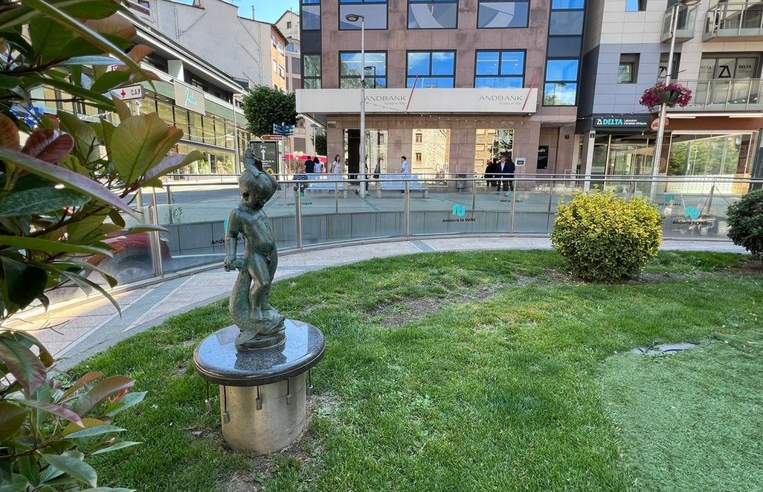 ‘Nen amb peix’, de Francesc Viladomat, amagat entre el mobiliari urbà de plaça Rebés.