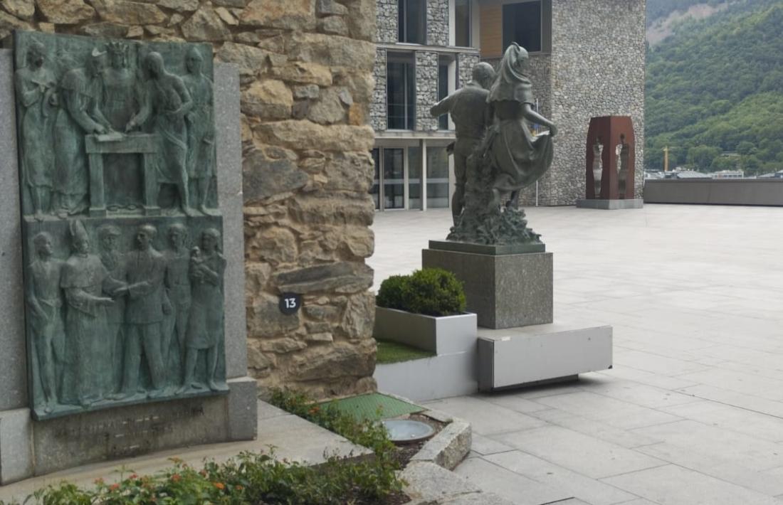 L’homenatge a la Constitució d’Emili Armengol, al fons de tot de la plaça del Consell.