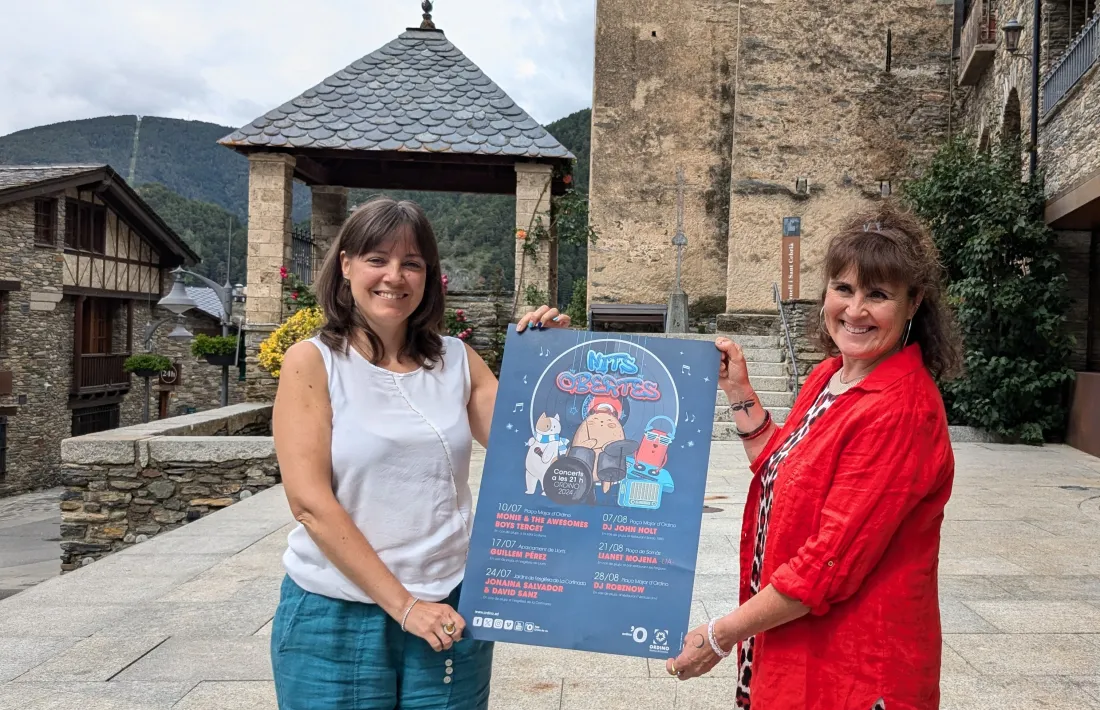 Armengol i Call mostrant el cartell.