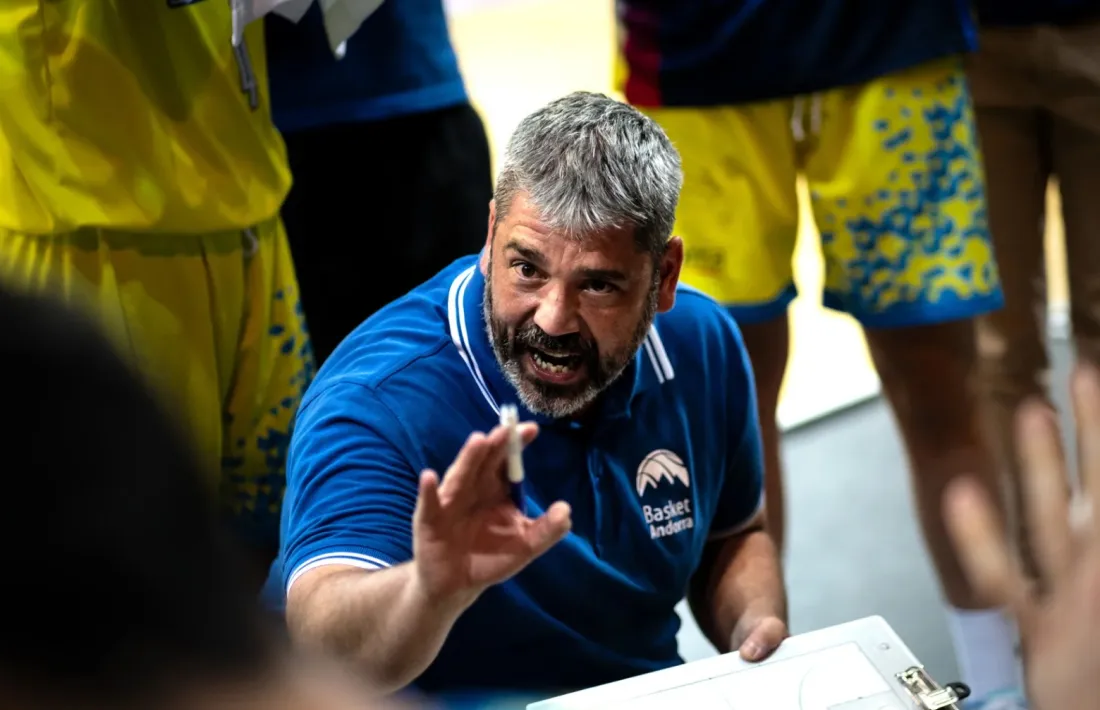 El seleccionador Cristian Vegas dona instruccions als seus homes