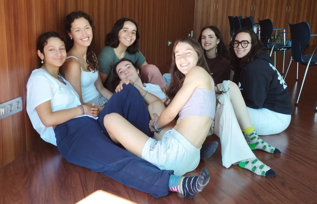 Les noves promocions de la Jocand i la Jo Dansa, amb Joan Hernánez i Joel Pla a la sala Els Arcs de la Massana.